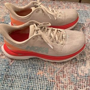 White Fiesta 🪅 | Hoka Mach 4 | Size 7